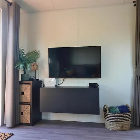 Tinyhouse Seetraeumchen Direkt Am See Mit Terrasse Fuer 4 Bodenwohr